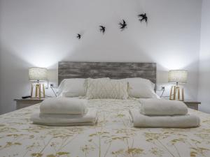 1 dormitorio con 1 cama grande y 3 almohadas en Cádiz teniente andújar, en Cádiz