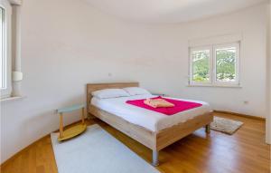Katil atau katil-katil dalam bilik di 2 Bedroom Awesome Apartment In Klek +12 gambar