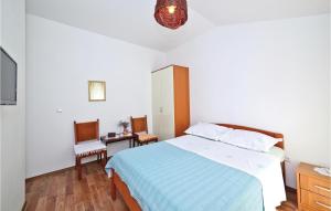 Postel nebo postele na pokoji v ubytování Holiday Home Drvenik Mali 07