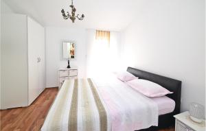 Postel nebo postele na pokoji v ubytování Holiday Home Drvenik Mali 07