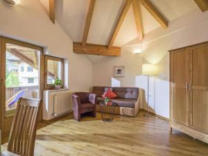 Χώρος καθιστικού στο Apartment in Kaltenbach near Ski Lift