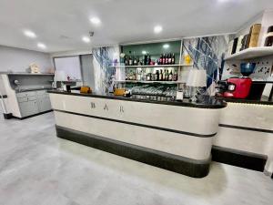 eine Bar mit einem Boot mitten im Raum in der Unterkunft Hotel Concorde Fiera in Saronno + 49 Fotos
