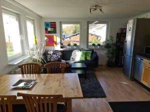 een woonkamer met een tafel en een bank bij Grünental Unten in Solingen