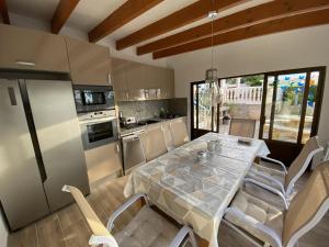 kuchnia ze stołem i krzesłami w pokoju w obiekcie Villa Emilia 8 PAX w mieście Calpe