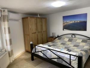 sypialnia z łóżkiem i drewnianą szafką w obiekcie Villa Emilia 8 PAX w mieście Calpe +37 zdjęć