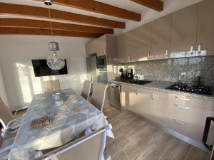 Kuchnia lub aneks kuchenny w obiekcie Villa Emilia 8 PAX