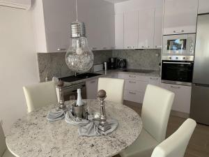 Kuchnia lub aneks kuchenny w obiekcie Villa Emilia 8 PAX