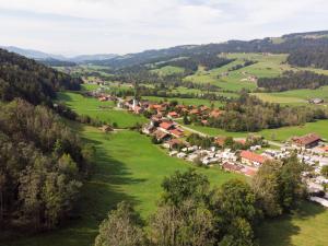una vista aérea de un pequeño pueblo en un valle verde en Wolpertinger | Camping-Aach en Oberstaufen