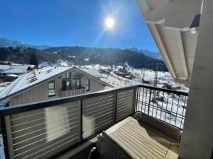einen Balkon mit Blick auf die schneebedeckten Berge in der Unterkunft Herzstück in Garmisch-Partenkirchen