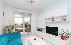 TV a/nebo společenská místnost v ubytování Apartment Split With Sea View 04