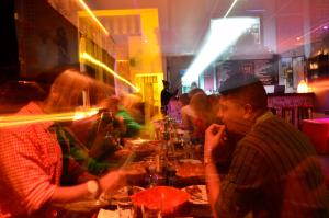 un gruppo di persone seduti a un tavolo in un ristorante di Art Factory San Telmo a Buenos Aires
