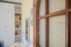 a glass door with flowers on it in a room at Appartamento Sicilia Etna e Mare in Mascali +64 photos