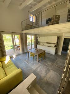 a living room with a yellow couch and a table at Villetta La Cellula in Casa Alzi