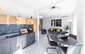 cocina y sala de estar con mesa y sofá en Awesome Apartment In Seget Donji With Kitchen, en Trogir