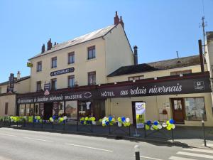 un edificio al costado de una calle en Logis hôtel Au Relais Nivernais, en Nevers