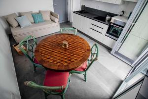 einen Tisch und Stühle in einem Zimmer mit Sofa in der Unterkunft La casetta di Gio' in Porto Recanati