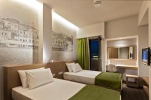 TV a/nebo společenská místnost v ubytování Kriti Hotel