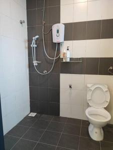 a bathroom with a shower and a toilet at W25 atGoldenHills NightMarket WiFi 4R in Brinchang