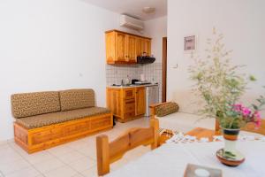 - un salon avec un canapé et une table dans l'établissement Domus, à Damouchari