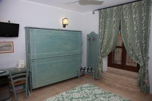 een kamer met een groen dressoir en een bureau bij Hotel Il Tiglio in Castel di Sangro