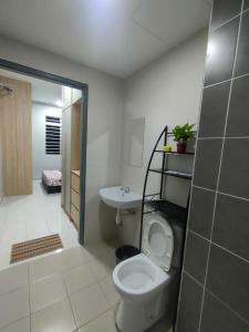 Ένα μπάνιο στο Homestay Putrajaya Zurinn's Homestay Aircond