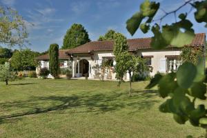 a house with a yard in front of it at L'Ariade in Monpazier