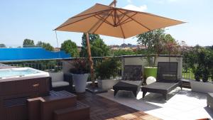Bazén v ubytovaní La Grotta Hotel alebo v jeho blízkosti