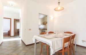 uma sala de jantar com uma mesa branca e cadeiras em Gorgeous Apartment In Vodnjan With Wifi em Vodnjan