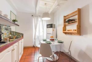 cocina con mesa y sillas en una habitación en Little Medieval House Nettuno, en Nettuno