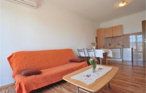 พื้นที่นั่งเล่นของ 2 Bedroom Stunning Apartment In Lokva Rogoznica