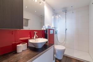 Koupelna v ubytování Haus La Rocca by Zermatt Premium Apartments + 25 fotografií