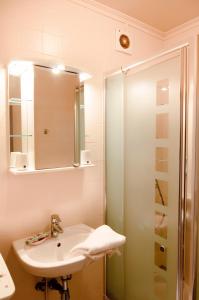 uma casa de banho com um lavatório e um chuveiro em 90m2 Apartement - Les Palmiers de Cannes em Cannes