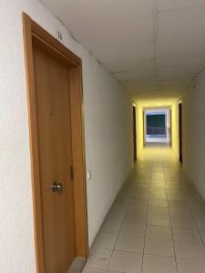 een lege hal met een deur in een gebouw bij Apartamento en Salou in Salou