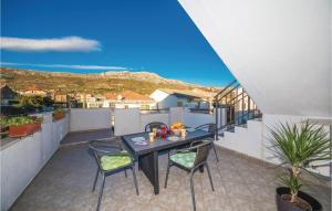 Balkón alebo terasa v ubytovaní Two-Bedroom Apartment Kastel Kambelovac 03