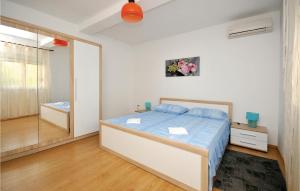 Posteľ alebo postele v izbe v ubytovaní Two-Bedroom Apartment Kastel Kambelovac 03