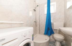 Kúpeľňa v ubytovaní Two-Bedroom Apartment Kastel Kambelovac 03