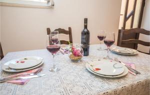 Nápoje v ubytovaní Two-Bedroom Apartment Kastel Kambelovac 03 + 13 fotografií