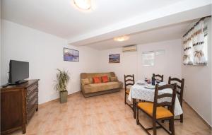 Televízia a/alebo spoločenská miestnosť v ubytovaní Two-Bedroom Apartment Kastel Kambelovac 03