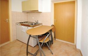 Kuchyňa alebo kuchynka v ubytovaní Two-Bedroom Apartment Kastel Kambelovac 03