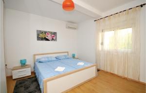 Posteľ alebo postele v izbe v ubytovaní Two-Bedroom Apartment Kastel Kambelovac 03