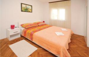 Posteľ alebo postele v izbe v ubytovaní Two-Bedroom Apartment Kastel Kambelovac 03