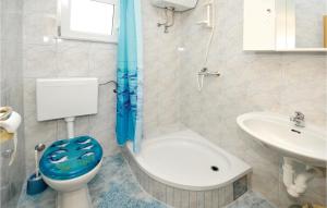 Kúpeľňa v ubytovaní Two-Bedroom Apartment Kastel Kambelovac 03