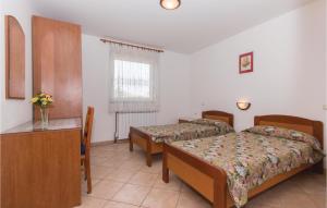 Postel nebo postele na pokoji v ubytování 2 Bedroom Cozy Apartment In Pula