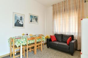 un soggiorno con un tavolo e un divano di Zenith a Lido di Jesolo