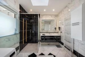 W łazience znajduje się prysznic i umywalka. w obiekcie Contemporary apartment with rooftop terrace in Maribor w Mariborze
