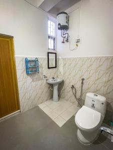 Kohīma的住宿－Abu Homestay，一间带卫生间和水槽的浴室