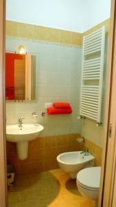 カロヴィーニョにあるB&B Delfiniaのバスルーム(トイレ、洗面台付)