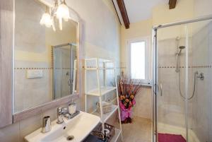 Kylpyhuone majoituspaikassa La casa nel Caruggio