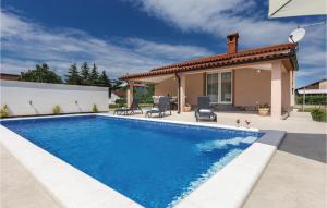 a swimming pool in front of a house at 3 Bedroom Awesome Home In Fazana in Fažana