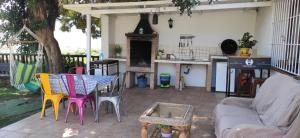 a patio with a table and chairs and a kitchen at Casa Molina in Alcaucín